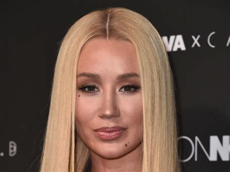 Iggy Azalea leaves social media after topless photos leak online